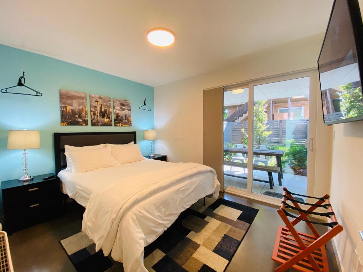 Modern Ballard Townhouse - 92 Walkscore & Rooftop! シアトル エクステリア 写真