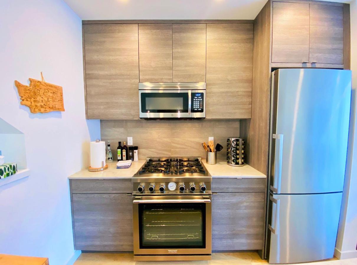 Modern Ballard Townhouse - 92 Walkscore & Rooftop! シアトル エクステリア 写真